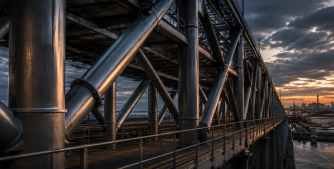 Ponte com estrutura construída com tubos de aço grandes