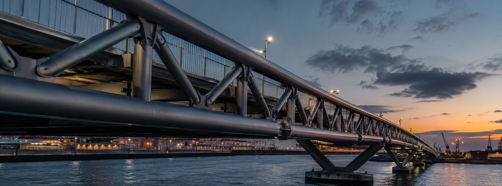 Ponte com estrutura de aço carbono